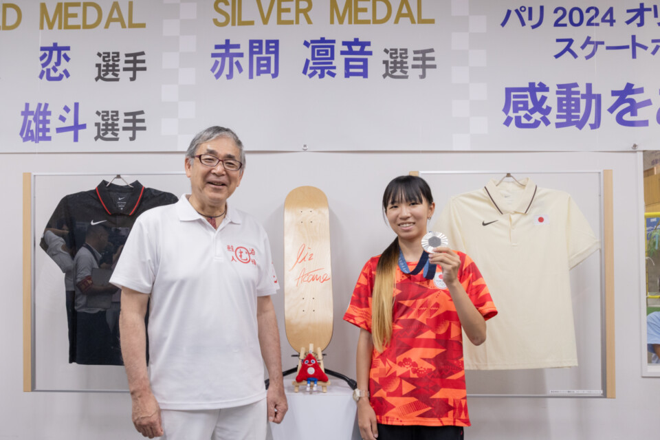 パリ2024オリンピック競技大会で銀メダルを獲得して凱旋した赤間凛音選手（右）と高橋邦芳村上市長（左）
