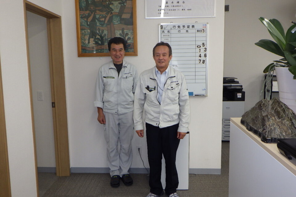 左:今回、お話を伺った松本(左)と営業の本多さん