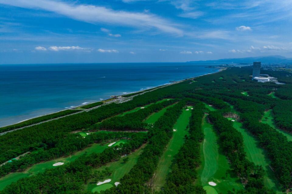 松林とゴルフコース、海岸線が織りなす宮崎市の景観