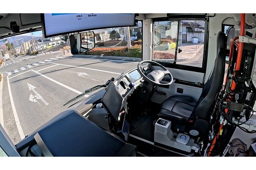運転席に人がいない状態で走行する自動運転バスの車内