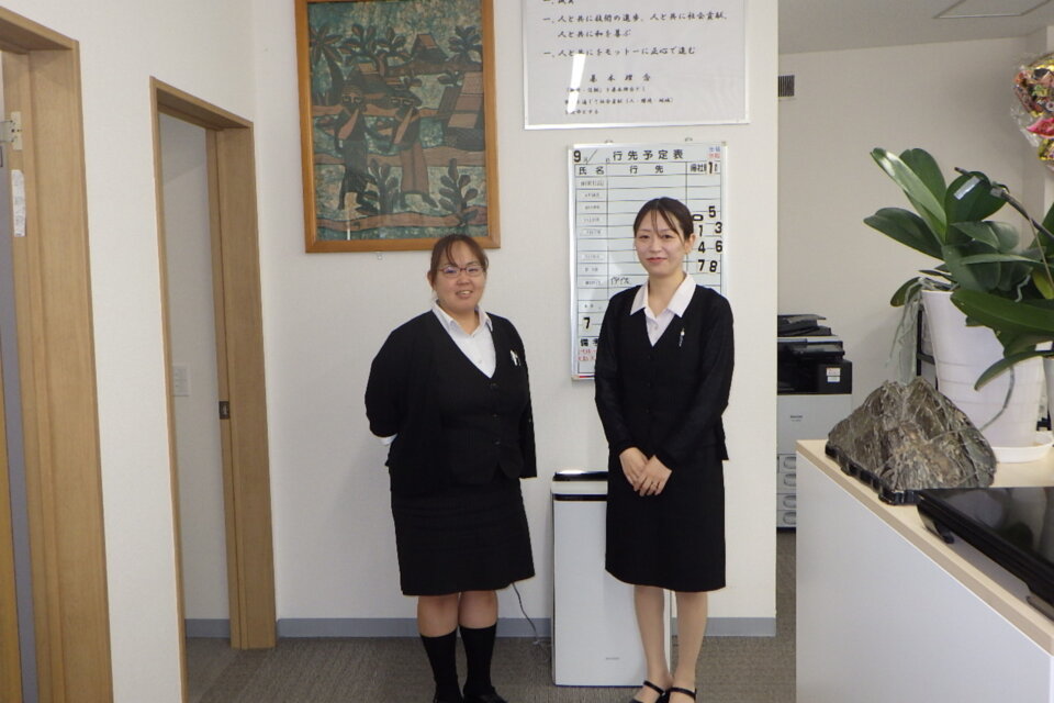子育てと仕事を両立している女性社員。経理の岩田さん(左)と総務の濱﨑さん(右)