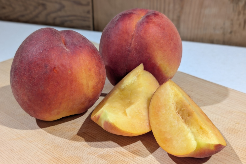 見た目は桃なのにサクサクの食感をもつ