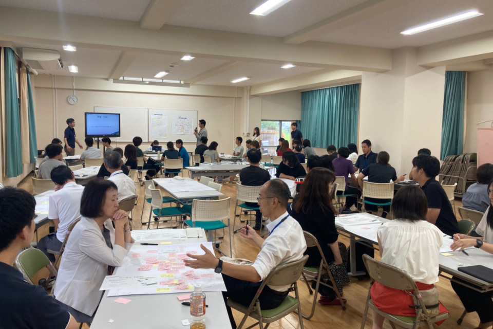 新しい学校の開校に向けた教員研修の風景