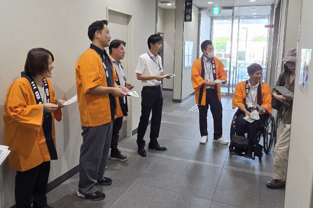 三田市の医療担当職員がGCF（ガバメントクラウドファンディング）への寄付をお願いしている様子