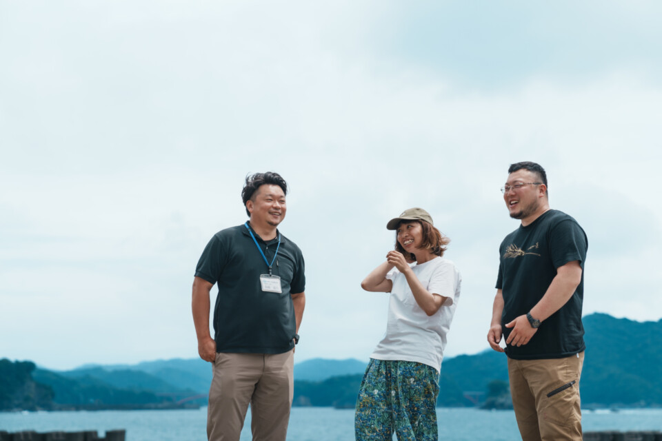 海の再生に向け、現場で力を合わせる羽根俊介さん(左)とこの事業のメンバー