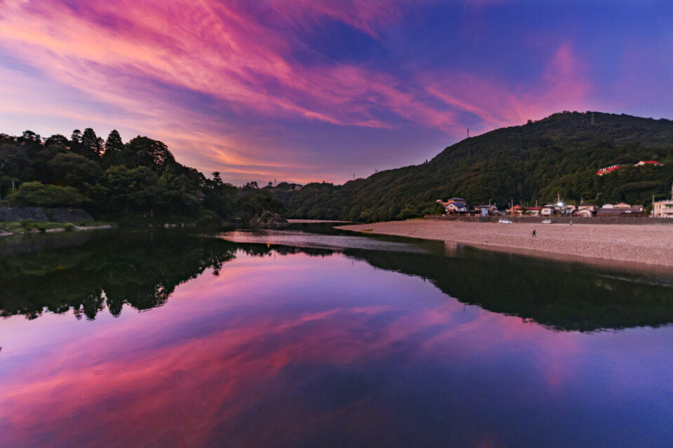 清流・肱川のドラマチックな夕景