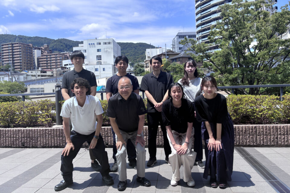 新しい学校づくりに関わる職員。後列右から2番目が杉山史哲さん、3番目が中本英明さん