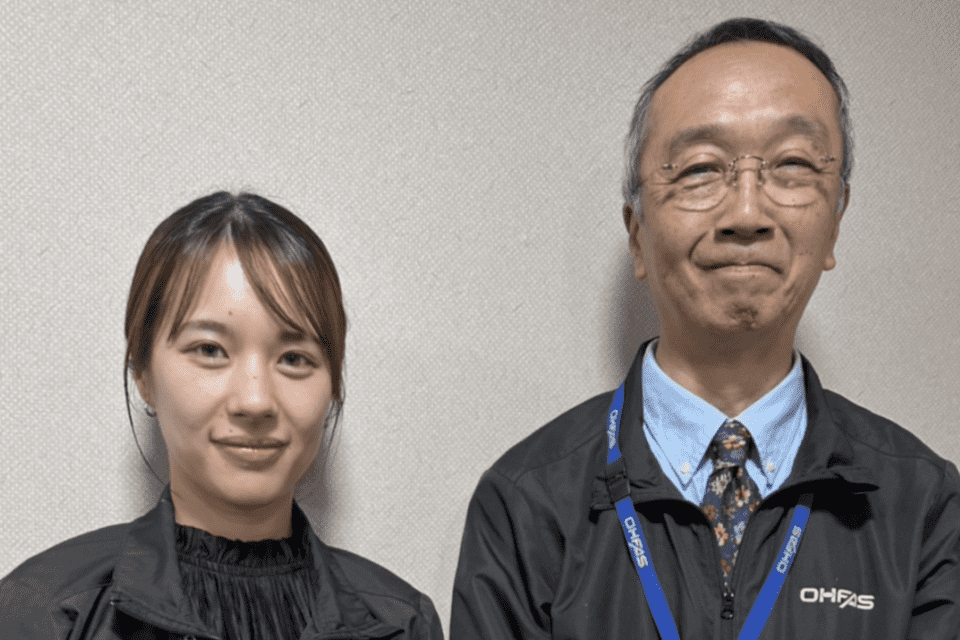 総務部広報デザイン担当 中野佐織さん 右:総務部部長 宮本成雄さん