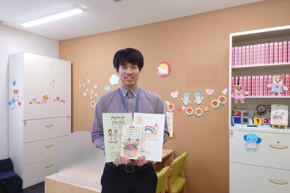 西脇市市長公室政策推進課 藤本渉太さん。はぴいくサポートセンターの面談室にて撮影。