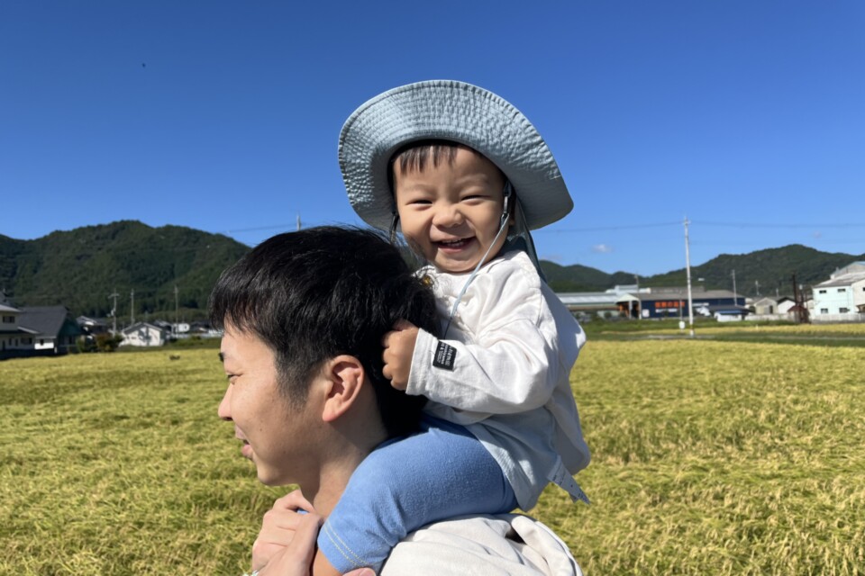 お父さんに肩車をしてもらって喜ぶ子どもの笑顔