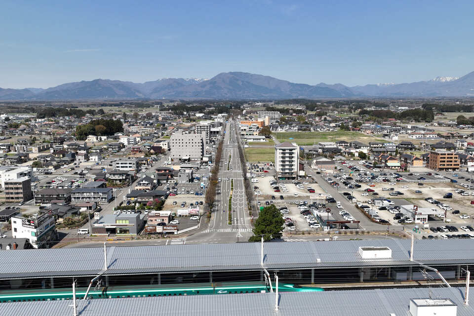 那須塩原駅から那須の山々を望む