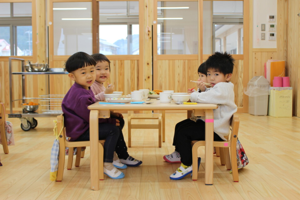 給食を食べる園児たち