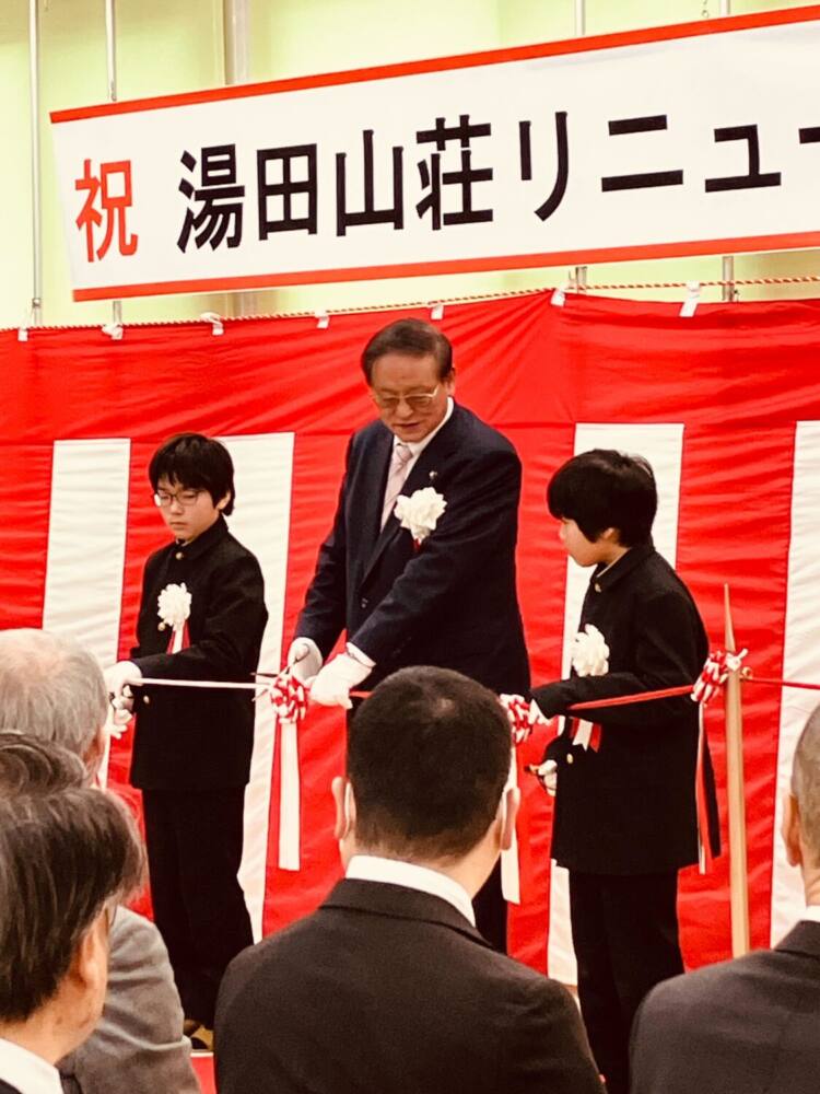 市長と地元小学生達によるテープカット